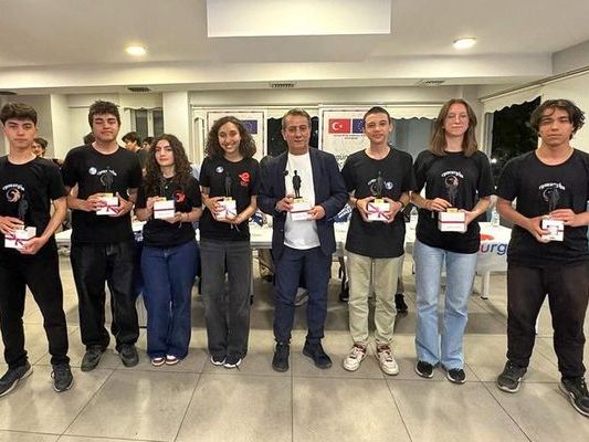 Efeler'de Dijital Oyun Tasarım Yarışması Genç Yazılımcıları Ödüllendirdi