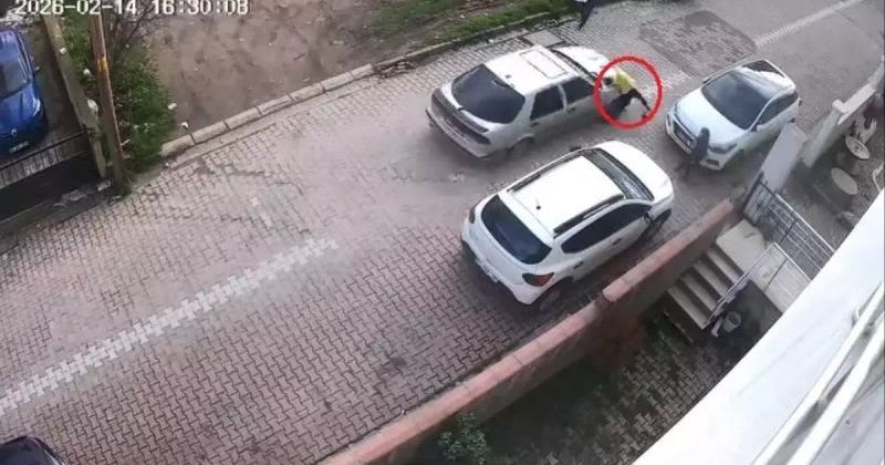 Kocaeli'de Down Sendromlu Çocuğa Otomobil Çarpması Kamerada
