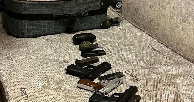 Esenyurt'ta Bir Evde El ve Gaz Bombasının da Bulunduğu Cephanelik Ele Geçirildi
