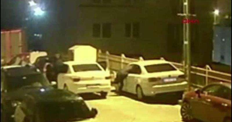 İstanbul'da Lüks Araçlardan 'Hayalet Ekran' Hırsızlığı Yapan İki Kişi Yakalandı