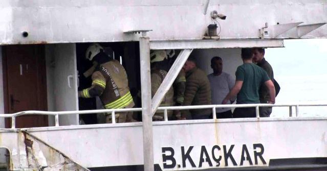 Kadıköy İskelesi'nde Yolcu Teknesinde Çıkan Yangın Kontrol Altına Alındı