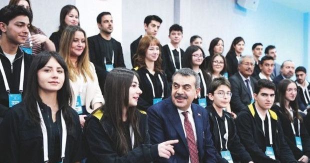 Bakan Tekin, Yapay Zeka Etik Kılavuzunu ve Dijital Okuryazarlık Vurgusunu Paylaştı