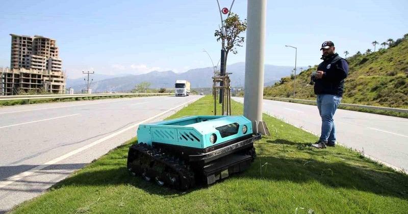 Hatay Büyükşehir Belediyesi Yeşil Alanlarda Ot Biçme Robotlarıyla Teknolojiyi Entegre Ediyor