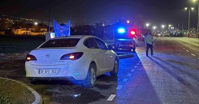 Kayseri'de Alkollü Sürücü Kaza Sonrası Polis Tarafından Yakalandı