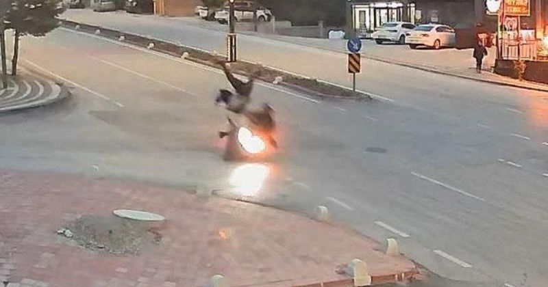 Tabduk Emre Mahallesi’nde Motosiklet Kaza Yaptı: Yaya Havaya Uçtu