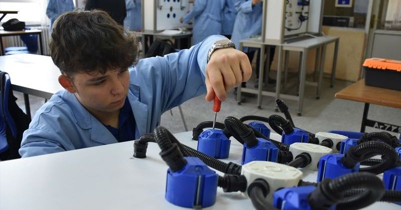 Bilecik Lisesi Öğrencileri Elektrik Eğitim Setlerini Kendi Üretti