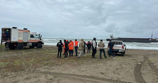 Karasu'da Karaya Oturan Yük Gemisinde Kurtarma Öncesi İnceleme Yapıldı