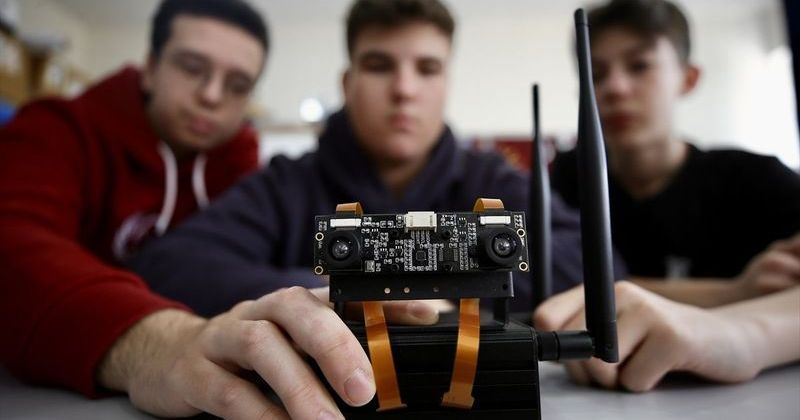 Bursalı Öğrencilerin Görme Engellilere Yardımcı Robotu İtalya'dan İki Ödülle Döndü