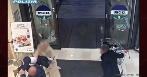 İtalya’da Annesinin Yanındaki 18 Aylık Bebeği Kaçırma Girişimi Güvenlik Kamerasında